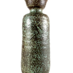 K&ouml;nnte beinhalten: Eine hohe Keramikvase mit einem gr&uuml;n-braunen, marmorierten &Uuml;berzug. Die Vase hat eine breite &Ouml;ffnung und einen schmalen Hals.