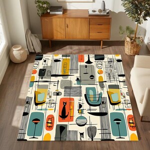 Könnte beinhalten: Ein rechteckiger Teppich mit cremefarbenem Hintergrund und einem sich wiederholenden Muster aus geometrischen Formen, stilisierten Stühlen, Lampen und einer schwarzen Katzensilhouette in Schwarz, Orange, Petrol und Gelb, verbunden durch feine Linien.
