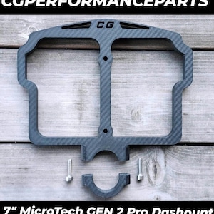 Peut inclure: Un support de tableau de bord MicroTech GEN 2 Pro gris avec le texte "CGPERFORMANCEPARTS" et "CG". Le support comprend deux boulons et un support incurvé. Conçu pour un écran de 17,78 cm.