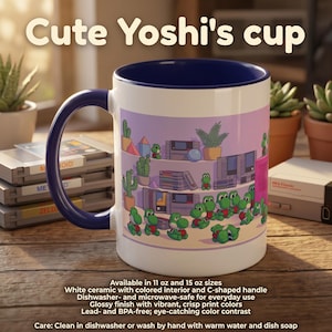 Puede incluir: Taza de cerámica blanca con interior y asa azules, con un diseño colorido de Yoshi. La taza tiene el texto "Cute Yoshi's cup" en la parte superior. La taza es apta para lavavajillas y microondas.