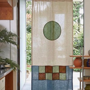 Peut inclure: Un rideau rectangulaire beige suspendu à une tringle métallique, orné d'un grand cercle vert au centre et d'une bordure inférieure composée d'une grille de carrés verts et marron alternés, encadrée par une bande bleue à la base.
