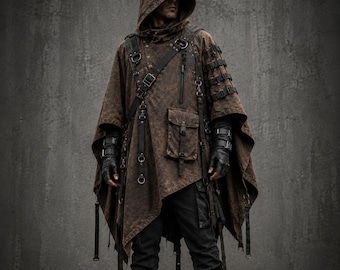 Puede incluir: Un poncho marrón con capucha y textura de tela desgastada, con múltiples correas de hebilla negras, anillos en D de metal y un bolsillo frontal. La prenda incluye una correa diagonal para el hombro, guantes negros y pantalones negros.