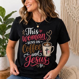 Puede incluir: Camiseta negra con el texto "This woman runs on Coffee and Jesus" en blanco, marr&oacute;n y rosa. El dise&ntilde;o incluye una taza de caf&eacute; con una cruz y un coraz&oacute;n. La camiseta la lleva una persona.