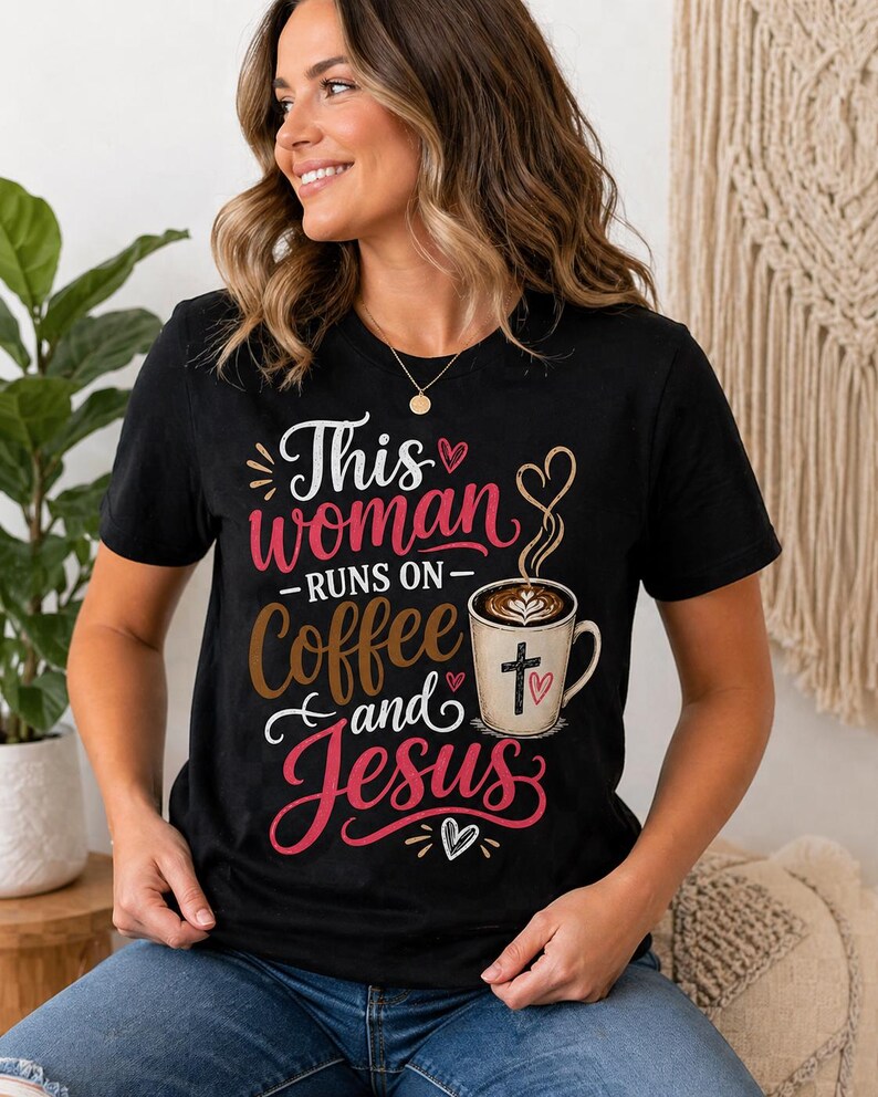 Puede incluir: Camiseta negra con el texto "This woman runs on Coffee and Jesus" en blanco, marr&oacute;n y rosa. El dise&ntilde;o incluye una taza de caf&eacute; con una cruz y un coraz&oacute;n. La camiseta la lleva una persona.