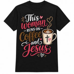 Puede incluir: Camiseta negra con el texto "This woman runs on Coffee and Jesus". El dise&ntilde;o incluye una taza de caf&eacute; con una cruz y un coraz&oacute;n, y una escritura decorativa. La camiseta es de cuello redondo.