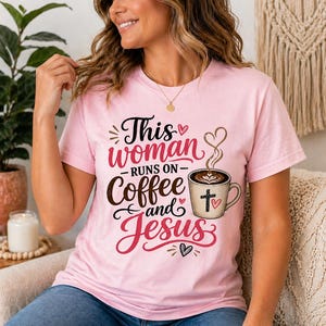 Puede incluir: Camiseta rosa claro con el texto "This woman runs on coffee and Jesus" en letras negras y rojas. El dise&ntilde;o incluye una taza de caf&eacute; con una cruz y corazones.
