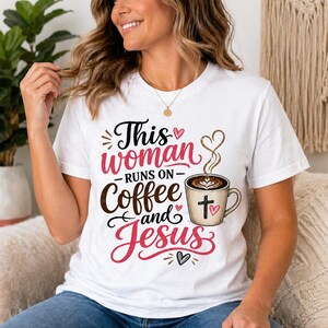 Puede incluir: Camiseta blanca con el texto "This woman runs on Coffee and Jesus" en letras negras, marrones y rosas. Una taza de caf&eacute; con una cruz est&aacute; a la derecha. La camiseta la lleva una persona.
