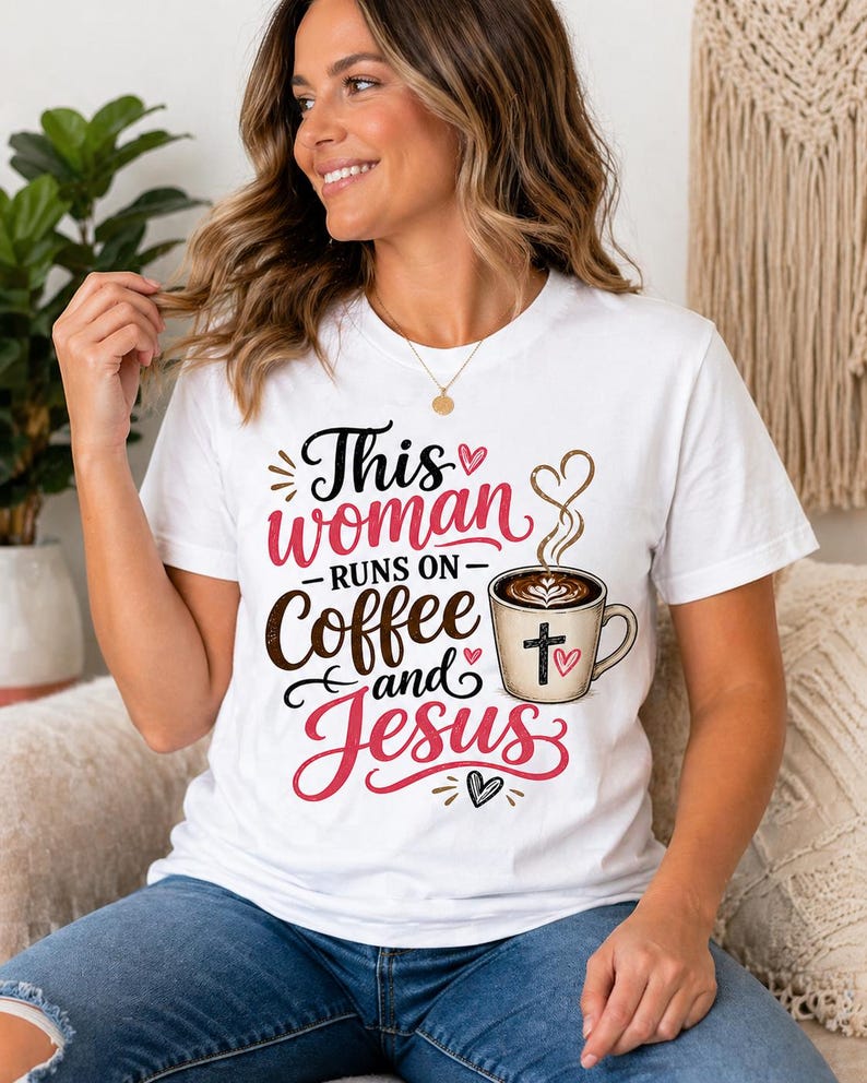 Puede incluir: Camiseta blanca con el texto "This woman runs on Coffee and Jesus" en letras negras, marrones y rosas. Una taza de caf&eacute; con una cruz est&aacute; a la derecha. La camiseta la lleva una persona.