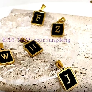 Colgante de letra negra, dijes iniciales de la A a la Z, 26 letras, acero inoxidable chapado en oro, letra rectangular, dije del alfabeto, collar con letra negra