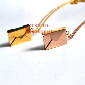 Collar con sobre de 2 piezas, collar de pareja con correo dorado, joyería con sobre con nombre personalizado, collar con mensaje secreto oculto, collar con carta de amor de acero
