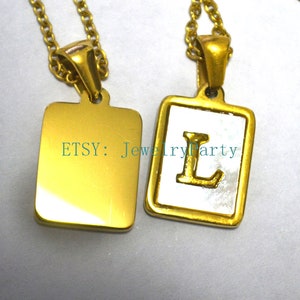 Colgante de letra de concha, dije del alfabeto, dijes iniciales de 26 letras de la A a la Z en acero inoxidable chapado en oro, letra de nácar, letra rectangular