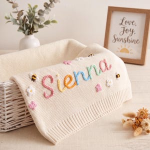 Copertina per neonato ricamata a mano, con nome personalizzato ricamato, in morbido cotone lavorato a maglia, regalo unisex per baby shower, ricordo senza tempo per il tuo bambino.