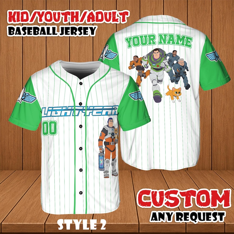 Puede incluir: Camiseta de b&eacute;isbol blanca con mangas y detalles en verde, con el texto "LIGHTYEAR" y el n&uacute;mero "00". La camiseta tiene gr&aacute;ficos de personajes de dibujos animados y el texto "YOUR NAME" en la espalda. El texto superior dice "KID/YOUTH/ADULT BASEBALL JERSEY".