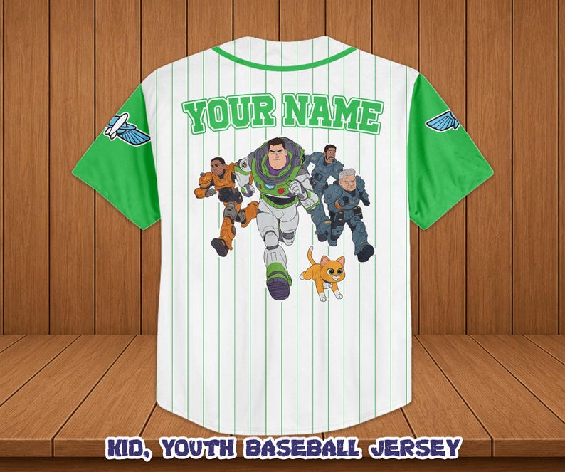 Puede incluir: Camiseta de b&eacute;isbol blanca con mangas y cuello verdes, con un gr&aacute;fico de dibujos animados de Buzz Lightyear y otros personajes. La camiseta tiene rayas verticales y el texto "YOUR NAME" en verde. El texto inferior dice "KID, YOUTH BASEBALL JERSEY".