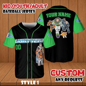 Puede incluir: Camiseta de b&eacute;isbol negra con mangas y detalles verdes, con el texto "LIGHTYEAR" y el n&uacute;mero "00". La camiseta presenta un gr&aacute;fico de dibujos animados de personajes de la pel&iacute;cula. El texto "KID/YOUTH/ADULT BASEBALL JERSEY" est&aacute; en la parte superior.