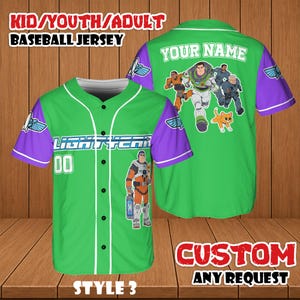 Puede incluir: Camiseta de b&eacute;isbol verde con mangas moradas y detalles blancos. La parte delantera presenta "LIGHTYEAR" y el n&uacute;mero "00". La parte trasera tiene un gr&aacute;fico de personajes y el texto "YOUR NAME". La camiseta est&aacute; etiquetada como "KID/YOUTH/ADULT BASEBALL JERSEY" y "STYLE 3".