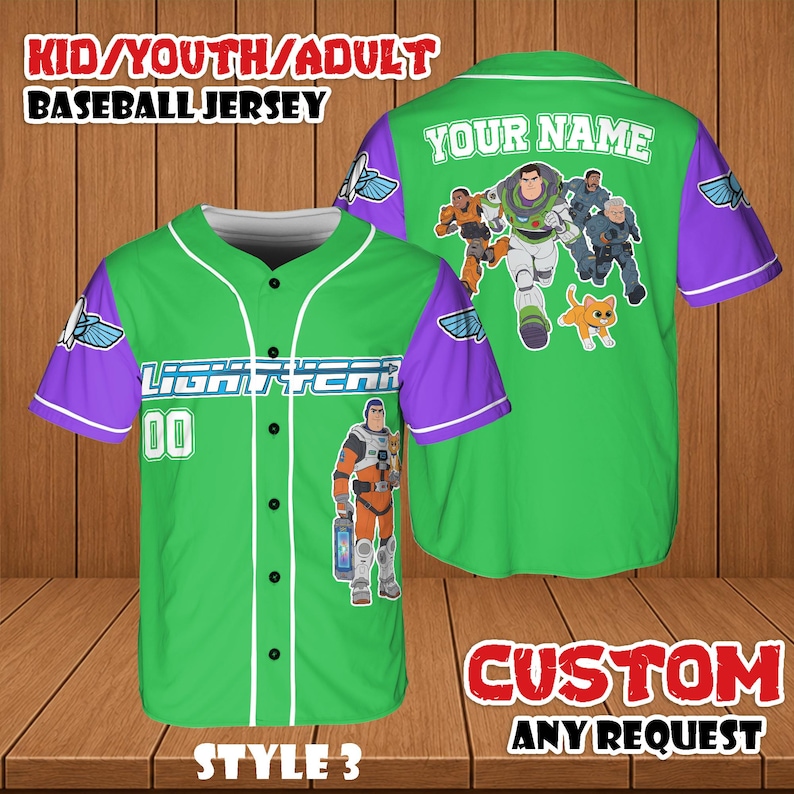 Puede incluir: Camiseta de b&eacute;isbol verde con mangas moradas y detalles blancos. La parte delantera presenta "LIGHTYEAR" y el n&uacute;mero "00". La parte trasera tiene un gr&aacute;fico de personajes y el texto "YOUR NAME". La camiseta est&aacute; etiquetada como "KID/YOUTH/ADULT BASEBALL JERSEY" y "STYLE 3".