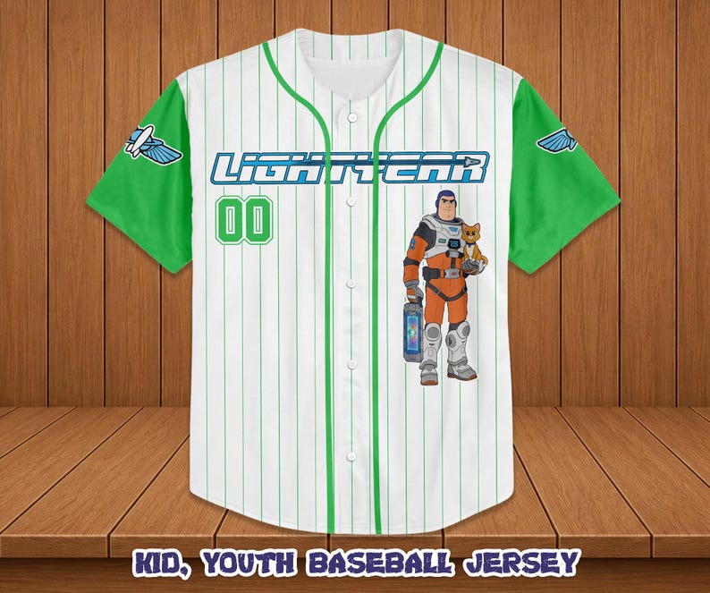 Puede incluir: Camiseta de b&eacute;isbol blanca con detalles verdes, con el texto azul "LIGHTYEAR" y el n&uacute;mero verde "00". La camiseta presenta un personaje de dibujos animados sosteniendo un gato. Las mangas son verdes con un logotipo blanco y azul.