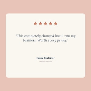 Könnte beinhalten: Eine rechteckige Grafik mit einer Fünf-Sterne-Bewertung in einem gedämpften Rotton. Der Text lautet: "This completely changed how I run my business. Worth every penny." Darunter stehen die Begriffe "Happy Customer" und "Verified Review".