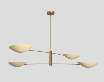 Lampadario a stella in ottone stile vintage con petali color bianco crema, plafoniera.