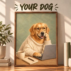 Op de afbeelding: Een ingelijst portret van een golden retriever met een crèmekleurige kabeltrui en een ronde bril met schildpadpatroon. De hond zit aan een houten bureau met een laptop, een koffiemok en een notitieboekje. De tekst YOUR DOG staat boven het frame.