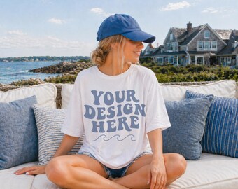 Mockup di maglietta costiera del New England / Mockup di maglietta bianca da donna / Mockup di maglietta stile di vita da spiaggia / Mockup di barca estiva costiera / Mockup di maglietta Etsy