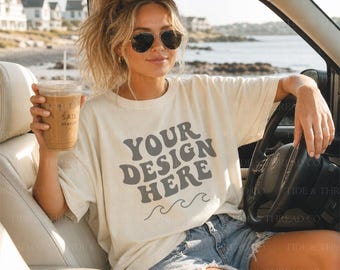 Mockup Comfort Colors 1717 Avorio / Mockup T-shirt CC1717 Avorio / Mockup Camicia Comfort Colors Avorio / Mockup Stile di vita Coastal Car