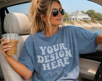 Mockup di jeans blu Comfort Colors 1717 / Mockup di t-shirt blu jeans CC1717 / Mockup di maglietta blu Comfort Colors / Mockup di stile di vita Coastal Car