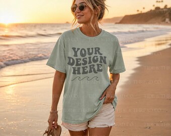 Mockup della maglietta Golden Hour Beach Walk Bay Comfort Colors 1717 / Mockup della maglietta da spiaggia oversize verde costiero / Maglietta estiva CC1717 / Mockup con vista sull'oceano