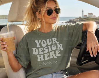 Mockup Comfort Colors 1717 Moss / Mockup T-shirt CC1717 Moss / Mockup Maglietta Comfort Colors Moss / Mockup Stile di vita Coastal Car