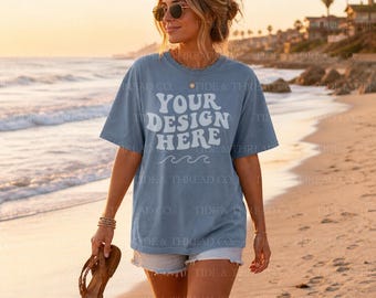Mockup della t-shirt Blue Jean Comfort Colors 1717 / Mockup della camicia da spiaggia costiera / Mockup estivo oversize CC1717 / Mockup stile di vita Golden Hour Ocean