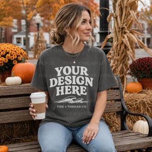 Herfststad comfortkleuren 1717 mock-up | Overhemdspotten met pompoenpatch herfst | Mockup T-shirt CC1717 Pepper | Preppy herfststijlmodel | POD