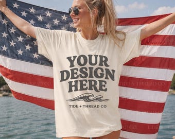 Pacchetto di mockup con bandiera Comfort Colors 1717 color avorio, mockup di magliette patriottiche, mockup di t-shirt americana, mockup del 4 luglio, maglietta oversize color crema