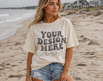 Mockup di t-shirt da spiaggia costiera / Mockup di t-shirt avorio New England Comfort Colors® CC1717 da donna / Mockup di camicia estiva oversize / Mockup di boutique sulla spiaggia