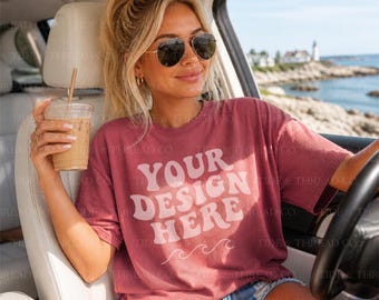 Mockup Comfort Colors 1717 Cremisi / Mockup T-shirt CC1717 Cremisi / Mockup Maglietta Comfort Colors Cremisi / Mockup Stile di vita Coastal Car