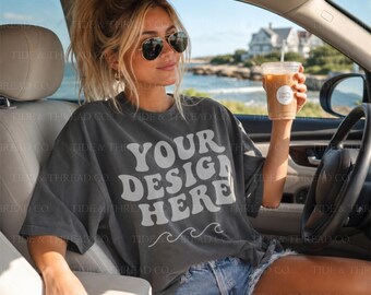 Mockup Comfort Colors 1717 Pepper / Mockup maglietta CC1717 Pepper / Mockup maglietta Comfort Colors Pepper / Mockup stile di vita Coastal Car