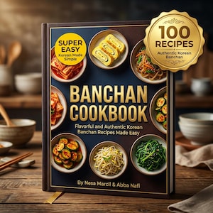 Peut inclure: Un livre de cuisine Banchan par Nesa Marcil et Abba Nafi avec une couverture bleu foncé, du texte doré et six images circulaires de plats coréens. Un badge jaune indique Super Easy Korean Made Simple et un sceau doré affiche 100 Recipes.