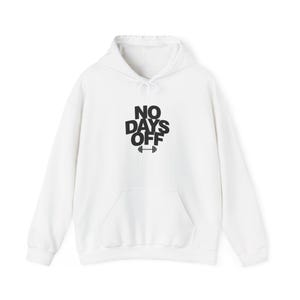 Könnte beinhalten: Weißer Kapuzenpullover mit Fronttasche und Kordelzugkapuze. Der schwarze Text auf der Vorderseite lautet "NO DAYS OFF" mit einer Hantel-Grafik darunter. Der Hoodie ist aus weichem Material.
