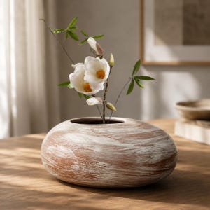 Jarrón de cerámica hecho a mano con forma de guijarro y esmalte de color: soporte de perfil bajo para arreglos florales minimalistas de una sola flor para mesas de ikebana.