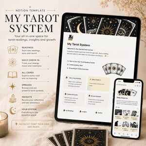 Op de afbeelding: Een digitaal tarot systeem sjabloon weergegeven op een tablet en smartphone. De tablet toont een tarot journal interface met kaarten illustraties. De telefoon toont een dagelijkse check-in functie. Tarotkaarten zijn onder de apparaten gerangschikt.