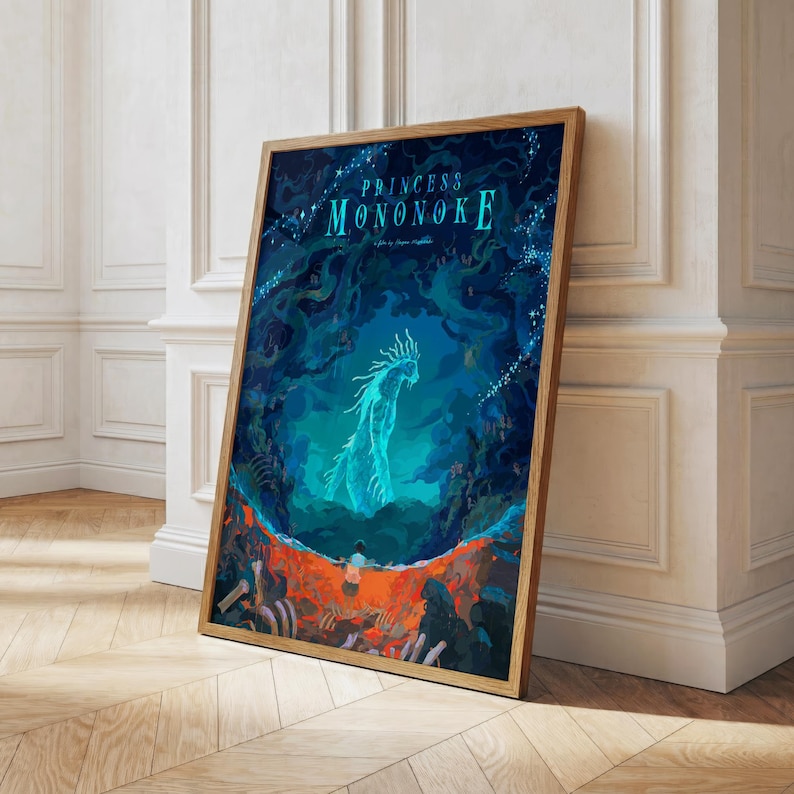 Puede incluir: Un p&oacute;ster enmarcado en madera que muestra una escena de fantas&iacute;a con el texto "PRINCESS MONONOKE" en azul y blanco. La obra de arte representa una criatura et&eacute;rea y brillante en un entorno azul oscuro con detalles en naranja y rojo.