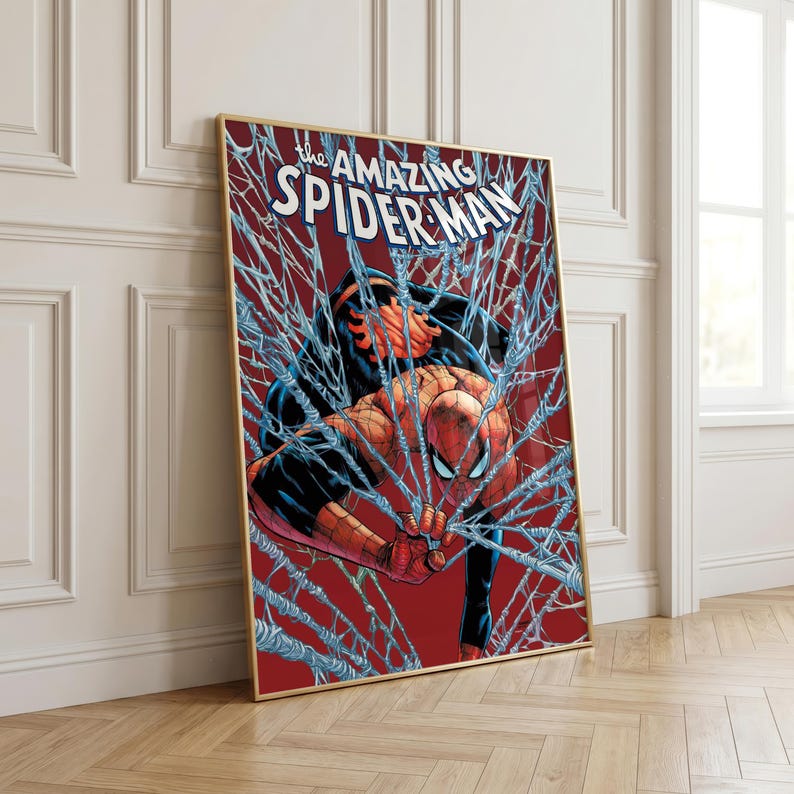 K&ouml;nnte beinhalten: Gerahmte Comic-Kunst mit Spider-Man in einer dynamischen Pose, umgeben von seinem Netz. Das Kunstwerk hat einen roten Hintergrund mit den Worten "The Amazing Spider-Man" oben. Der Rahmen ist goldfarben.