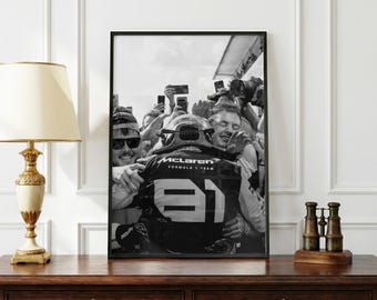 オスカー・ピアストリ 白黒ポスター | F1ドライバー ウォールアート | モノクロレーシングプリント | モータースポーツ装飾 | フォーミュラ1ポスター | ミニマリストスポーツ