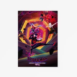 Puede incluir: Un p&oacute;ster vibrante con personajes de "Spider-Man: Across the Spider-Verse". La obra muestra a Spider-Man en una pose din&aacute;mica, rodeado de otros Spider-People contra un fondo geom&eacute;trico y colorido. El t&iacute;tulo se muestra prominentemente en la parte inferior.