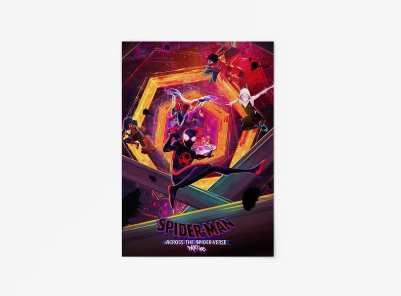 Puede incluir: Un p&oacute;ster vibrante con personajes de "Spider-Man: Across the Spider-Verse". La obra muestra a Spider-Man en una pose din&aacute;mica, rodeado de otros Spider-People contra un fondo geom&eacute;trico y colorido. El t&iacute;tulo se muestra prominentemente en la parte inferior.