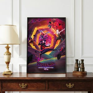 Puede incluir: P&oacute;ster enmarcado con personajes de Spider-Man en acci&oacute;n. La obra de arte presenta una composici&oacute;n din&aacute;mica con colores vibrantes, incluyendo rojo, negro y morado. El t&iacute;tulo "Spider-Man: Across the Spider-Verse" es visible.