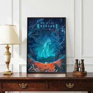Puede incluir: Impresi&oacute;n art&iacute;stica enmarcada con el texto "PRINCESS MONONOKE" en azul. La obra de arte representa una figura et&eacute;rea y brillante en un entorno forestal azul y verde azulado. La parte inferior de la impresi&oacute;n tiene tonos naranja y rojo.