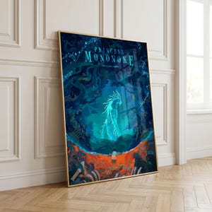 Puede incluir: Impresi&oacute;n art&iacute;stica enmarcada de "Princesa Mononoke" con marco dorado. La obra presenta una paleta de colores verde azulado y azul, que representa una escena de bosque con un esp&iacute;ritu brillante y el texto del t&iacute;tulo en la parte superior. La impresi&oacute;n est&aacute; apoyada contra una pared blanca.