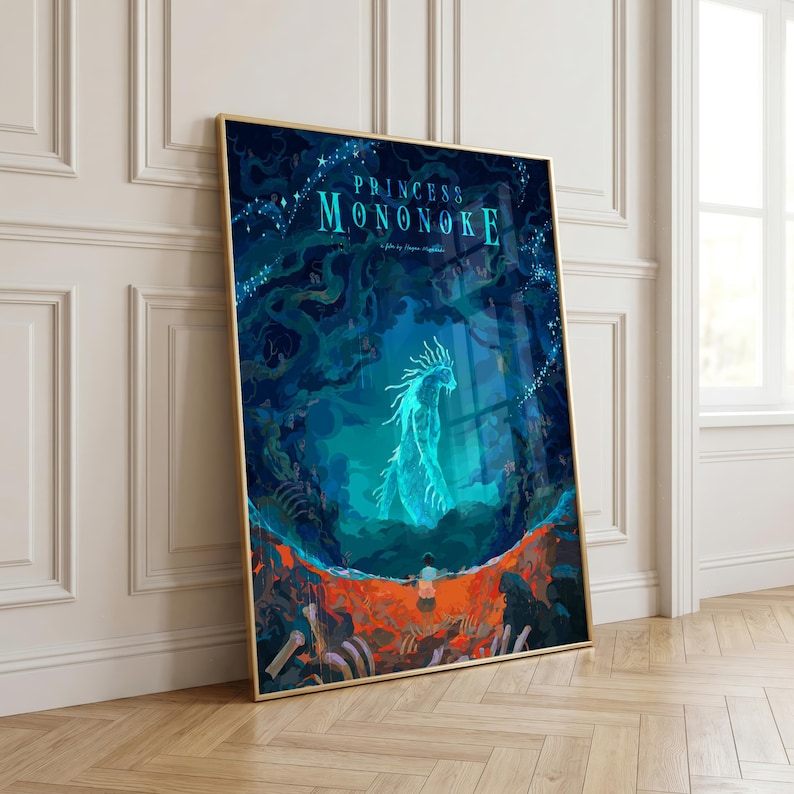 Puede incluir: Impresi&oacute;n art&iacute;stica enmarcada de "Princesa Mononoke" con marco dorado. La obra presenta una paleta de colores verde azulado y azul, que representa una escena de bosque con un esp&iacute;ritu brillante y el texto del t&iacute;tulo en la parte superior. La impresi&oacute;n est&aacute; apoyada contra una pared blanca.