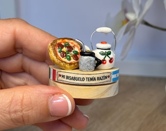 Handgefertigter Kühlschrankmagnet aus Italien und Argentinien · Pizza, Mate-Kalebasse und Kessel (Teekanne oder -topf) aus Kaltporzellan · Kulturelles Souvenir und Reisegeschenk